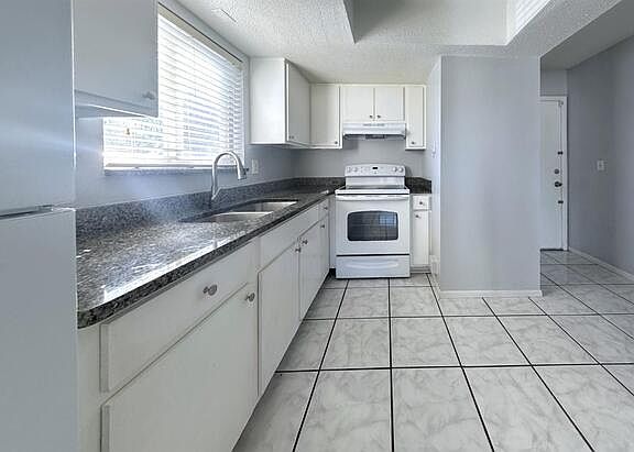 5th image of 4729 39th Ave N #208