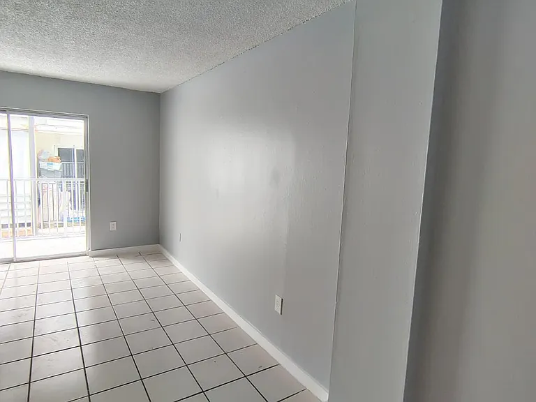 315-6680 W 2nd Ct — Photo 2