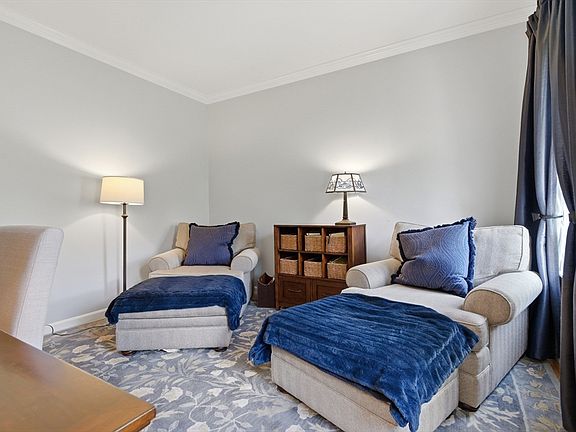 3rd image of 10 Briarwood Cir