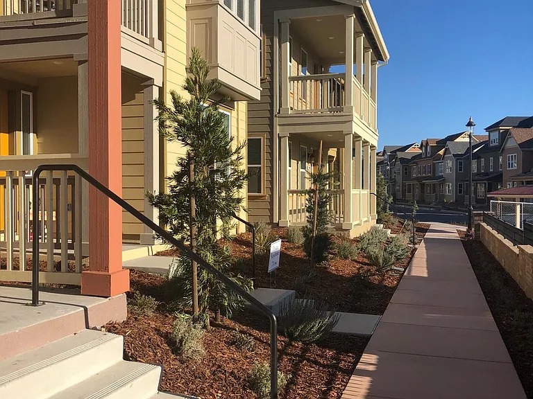 1902 Shasta Ln — Photo 2