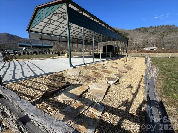 415 Hyde Town Rd, Robbinsville, NC 28771