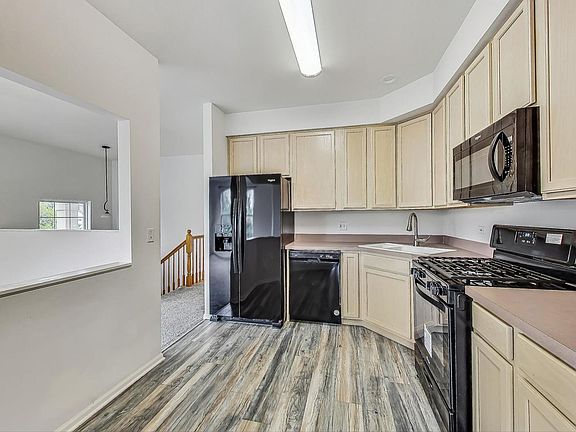 3rd image of 742 Cherry Creek Dr