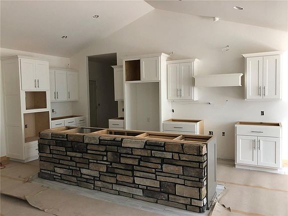 5th image of 32 Tiverton Ln