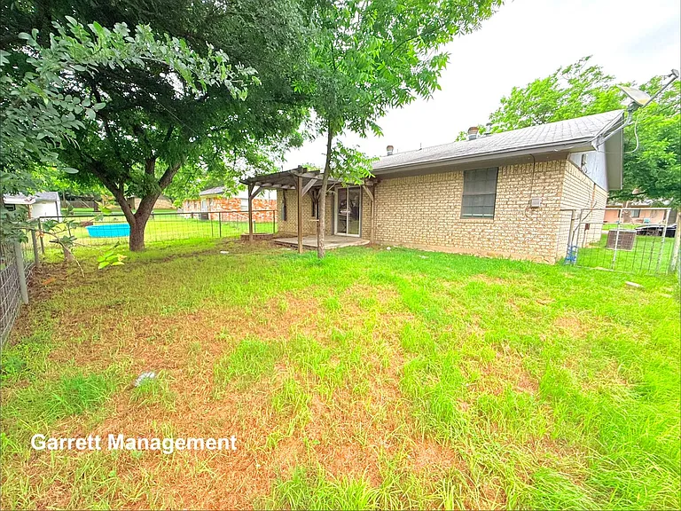 106 N Fairview St — Photo 3