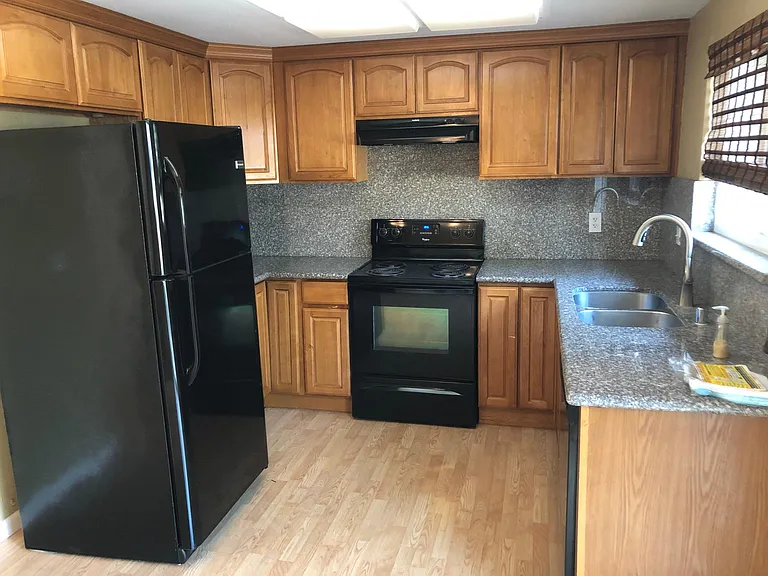 837 E San Antonio St — Photo 9