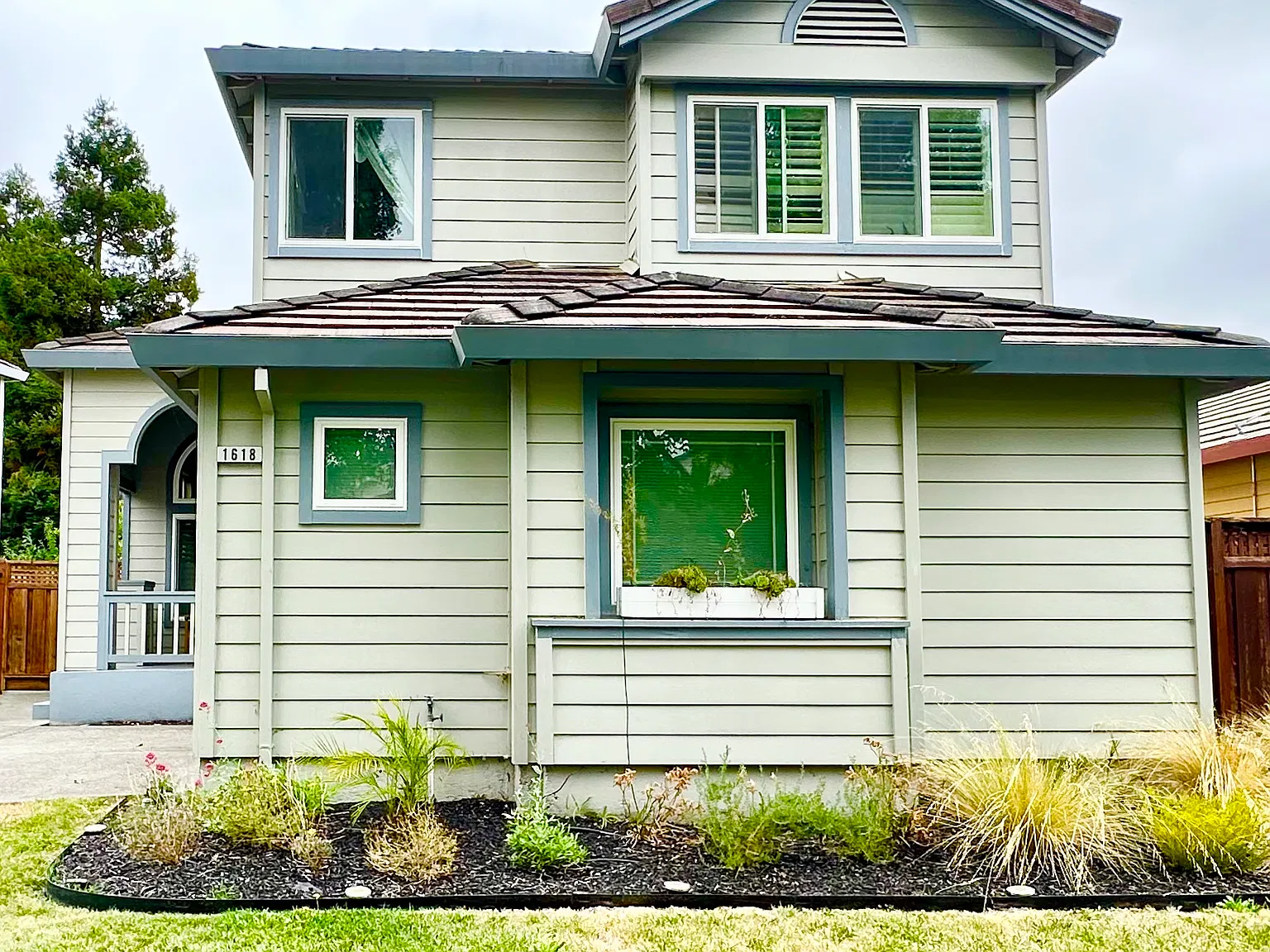 1618 Lancaster Dr — Photo 2