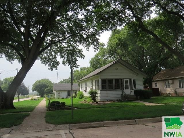 1st image of 301 3rd Ave NW