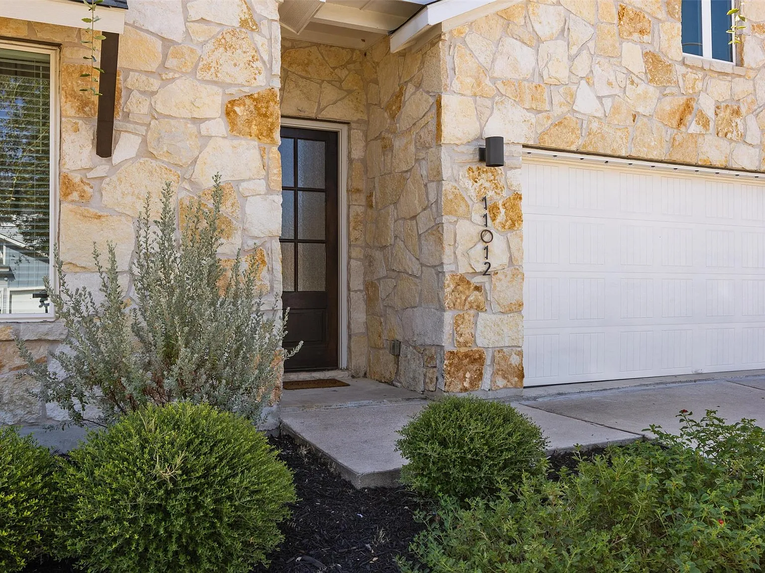 4 bed, 2.5 bath, 2357 sqft, $2,800 — Photo 3