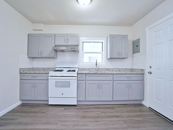 3rd image of 139 Eaton Pl #1A