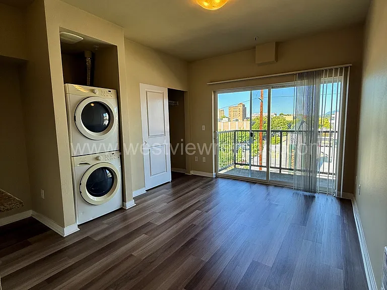 200 E Maple St — Photo 305