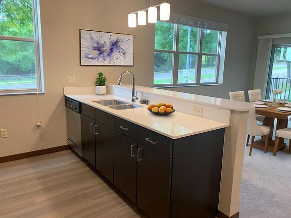 4th image of 5414 Mineral Point Rd #202
