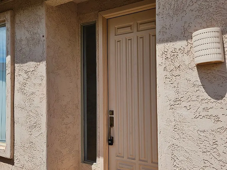 931 E Sherri Dr — Photo 2