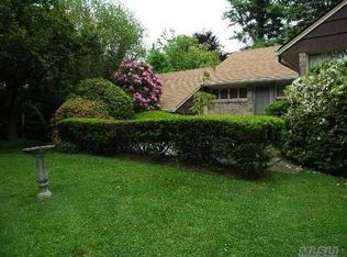 30 Spruce St, Roslyn, NY 11576