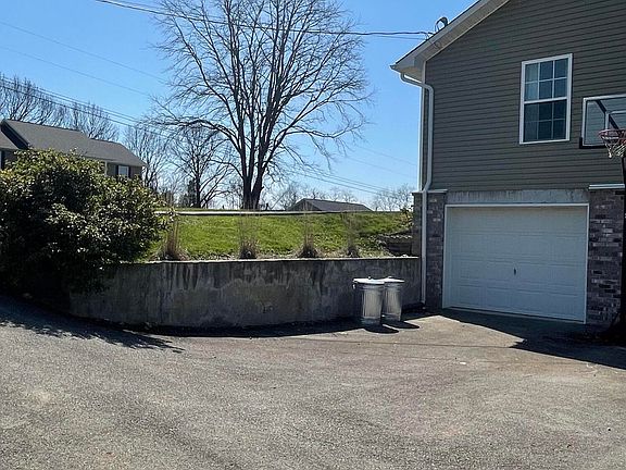 4th image of 700 Privet Dr