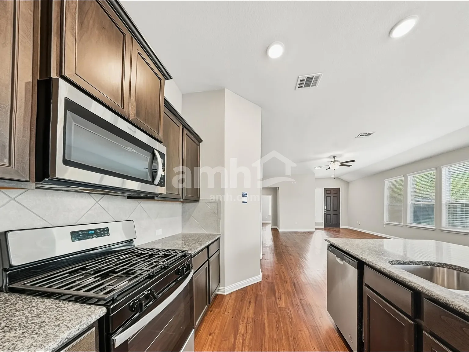3 bed, 2.0 bath, 1624 sqft, $2,205 — Photo 3