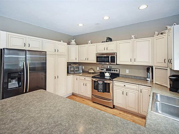 4th image of 304 1st St E