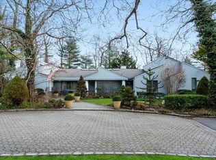 5 Lighthouse Rd, Great Neck, NY 11024