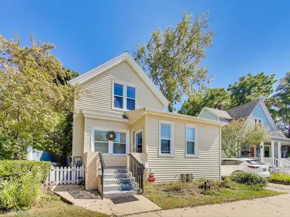 869 N McKinley Rd, Lake Forest, IL 60045