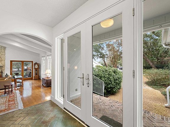 5th image of 3993 Bay Pointe Dr