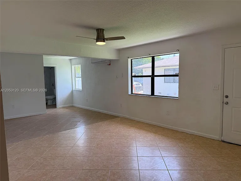 2120-2122 Thomas St #2122 — Photo 2