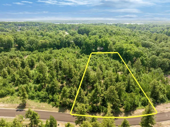 8889 Hemlock Hill Dr, Traverse City, MI 49685