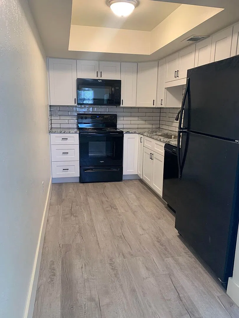 First Months Rent Free!! Newly Remodeled, 2 Bedroom In Downtown Fort Myers — Photo 2