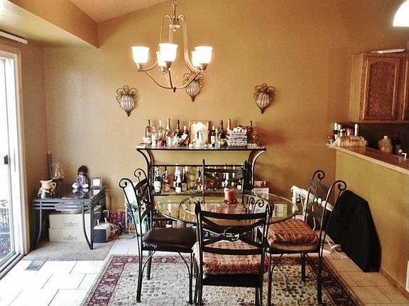 Dining room w Sliding door