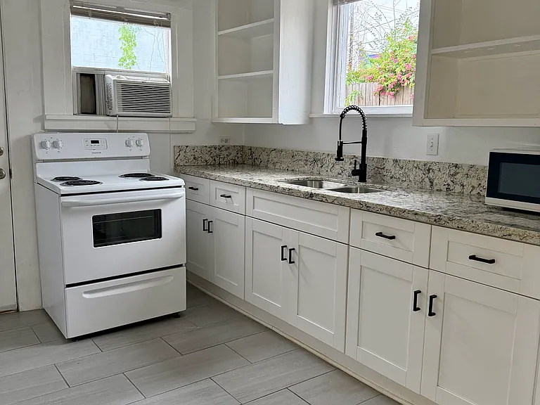813 Fargo St #2 — Photo 10