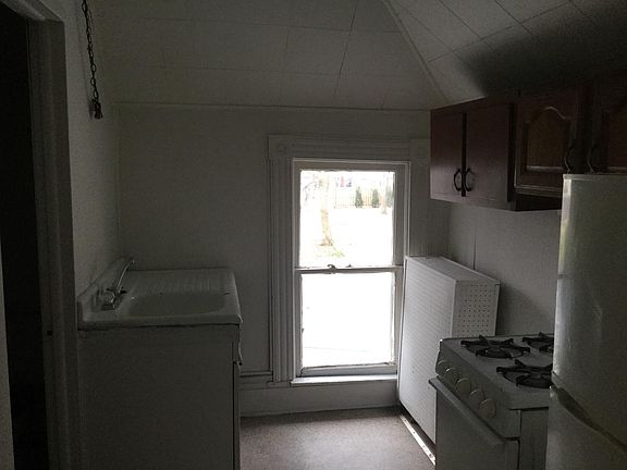 2nd image of 1714 N Linn St APT C