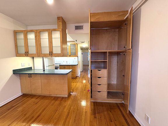 4th image of 4544 Vernon Blvd APT 2