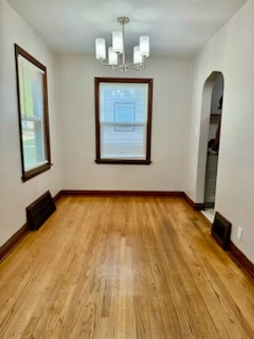 Fully Remodeled single family house! 3 bedrooms, full kitchen, full bath, living room — Photo 2