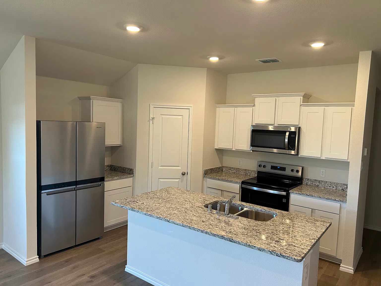 4 bed, 1615 sqft, $2,200 — Photo 2