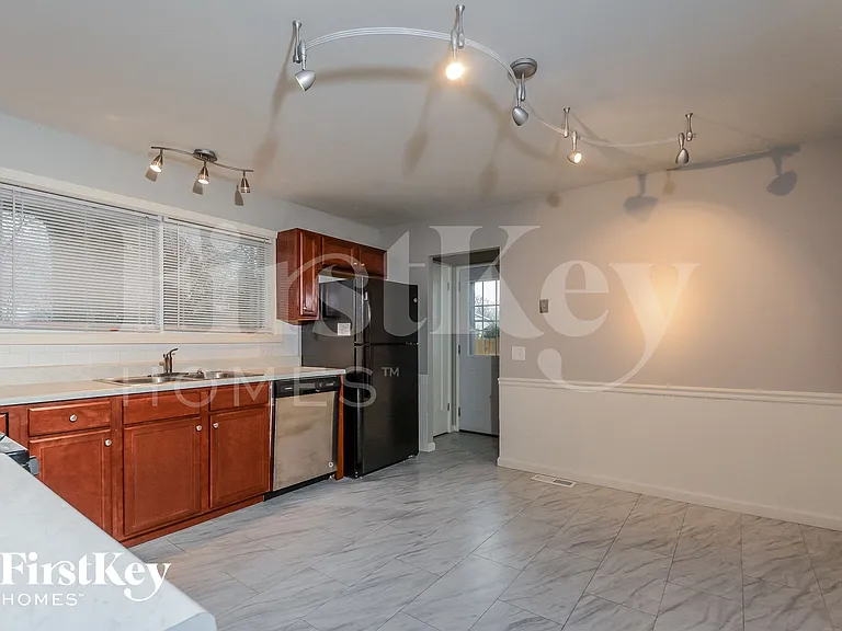 2415 Cambridge Dr — Photo 5