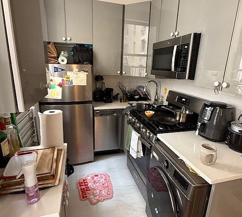 5th image of 309 E 78th St APT 4R