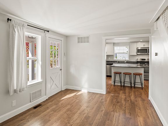Foyer Area to Kitchen