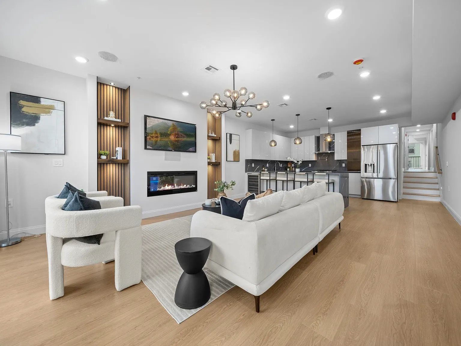 3 bed, 2.0 bath, 1429 sqft, $4,500 — Photo 2