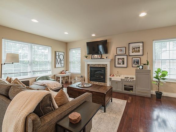 5th image of 318 Stratford Ln #318