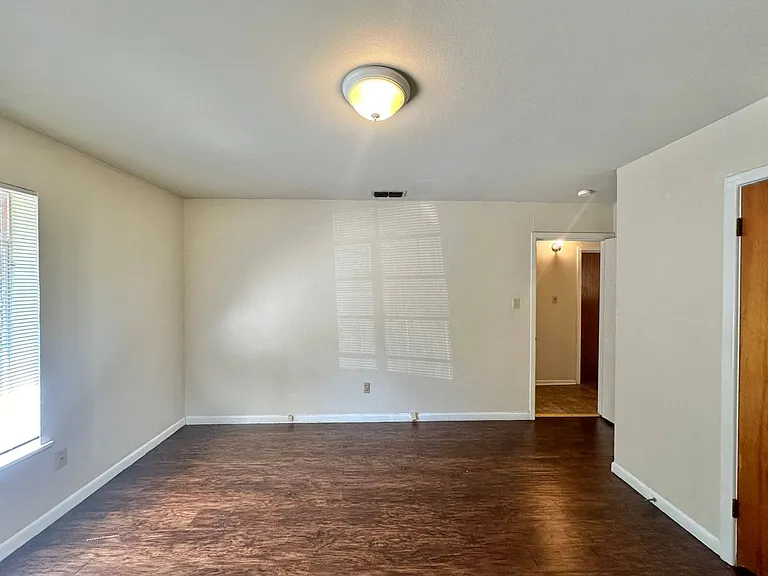 2805 Medina Dr — Photo 9