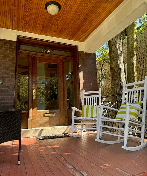 1454 W Farragut Ave — Photo 3