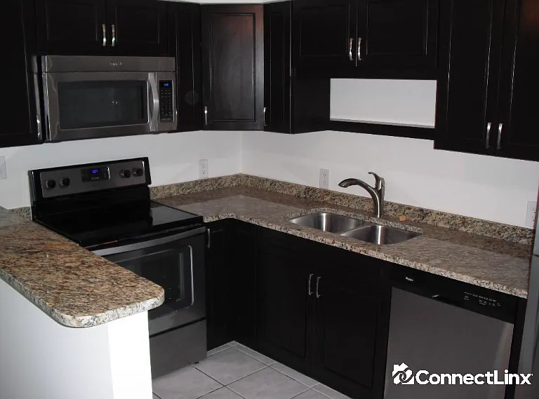 630 SW 7th Ave — Photo 3