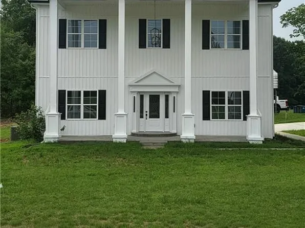 197 W Willow St, Yadkinville, NC 27055