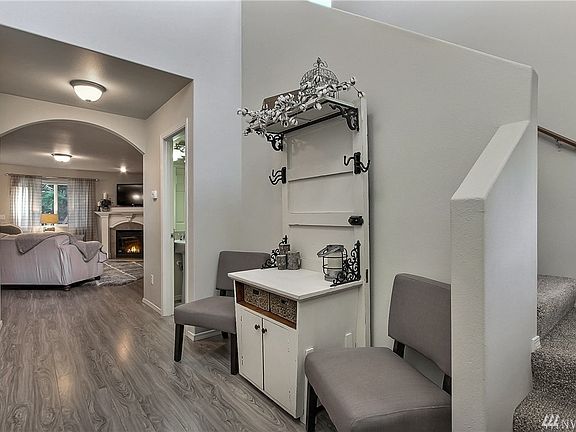 Light & Bright Grand Entry w/ Laminate throughout 