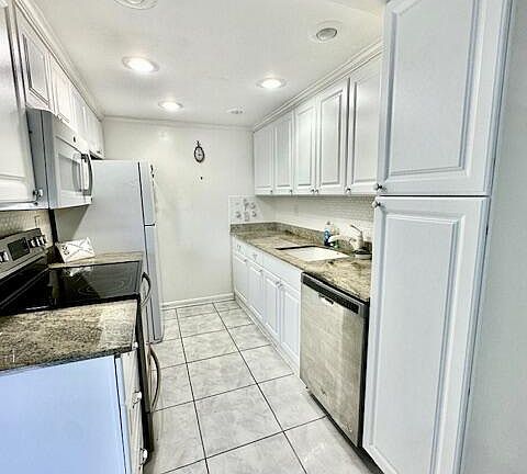 4th image of 1080 Exeter E