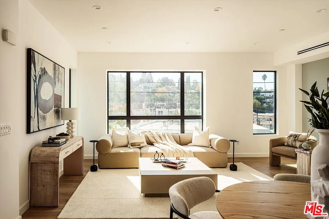 3 bed, 3.5 bath, 2071 sqft, $8,500 — Photo 1