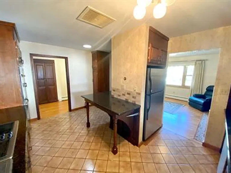 8 Greenwood Ave — Photo 4