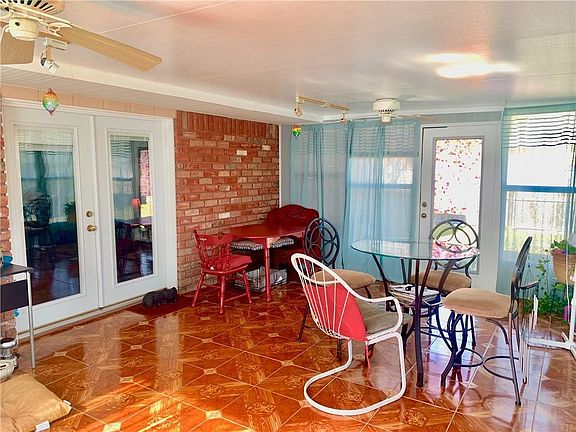 4th image of 209 Surrey Dr