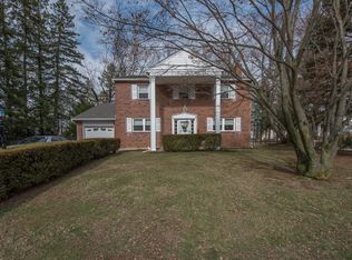 692 Barclay Ln, Broomall, PA 19008