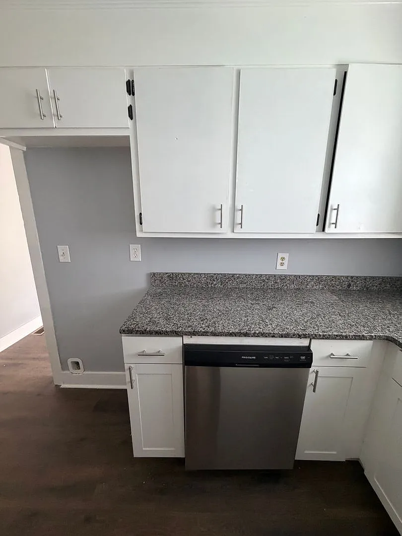 Newly renovated 2 bedroom house with large yard — Photo 4