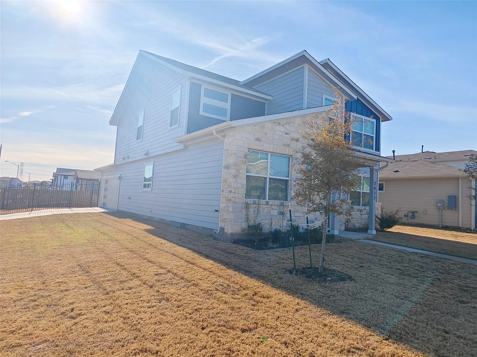 3 bed, 2.5 bath, 2105 sqft, $2,300 — Photo 3