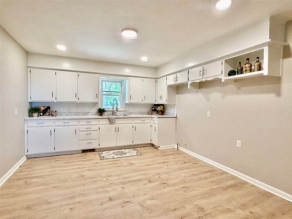 5th image of 3551 W Hubbard Rd